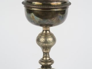 Vente aux enchères Ciboire en argent, poinçon Minerve, décor gravé. 470 g.