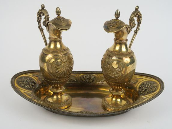Paire de burettes Restauration en vermeil et leur plateau, poinçon Vie