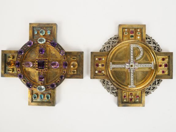 Paire de croix en bronze et verroterie.