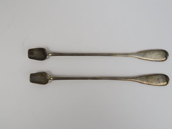 Paire de cuillères de pharmacie en argent XVIIIème, modèle à filet, ar