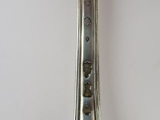 Louche en argent XVIIIème, modèle à filet, monogrammée.300 g