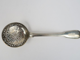 Vente aux enchères Saupoudroir en argent XVIIIème, Paris, modèle à filet armoirié. 103 g