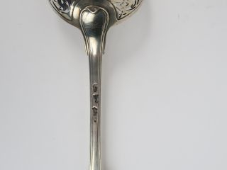 Saupoudroir en argent XVIIIème, Paris, modèle à filet armoirié. 103 g