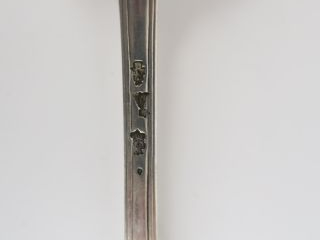 Saupoudroir en argent XVIIIème, Paris, modèle à filet armoirié. 103 g