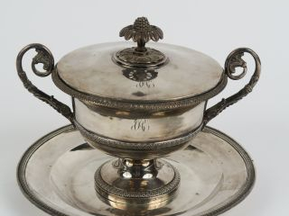 Sucrier et son présentoir fin XVIIIème en argent à décor de frise de r