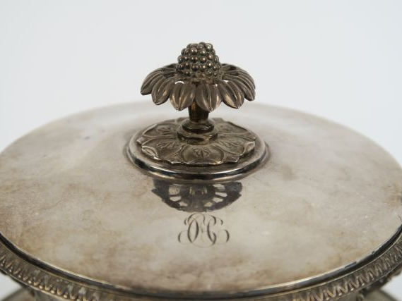 Sucrier et son présentoir fin XVIIIème en argent à décor de frise de r