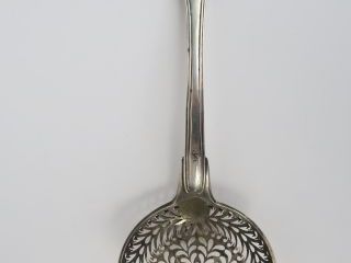 Saupoudroir en argent, poinçon vieillard, modèle à filet. 103 g