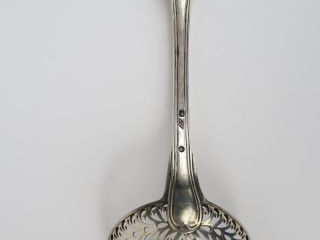 Saupoudroir en argent, poinçon vieillard, modèle à filet. 103 g