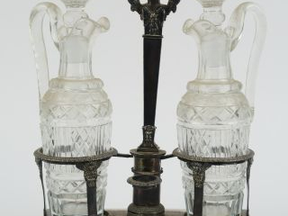 Vente aux enchères Huilier vinaigrier en argent, poinçon vieillard, à décor de buste de B
