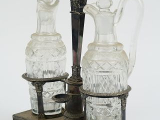 Huilier vinaigrier en argent, poinçon vieillard, à décor de buste de B