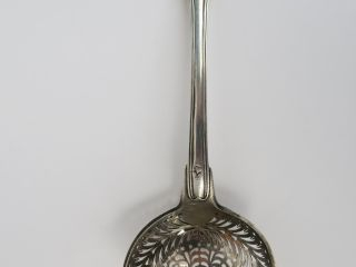 Saupoudroir en argent Restauration, poinçon Vieillard, modèle à filet 