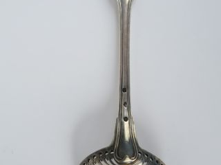 Saupoudroir en argent Restauration, poinçon Vieillard, modèle à filet 