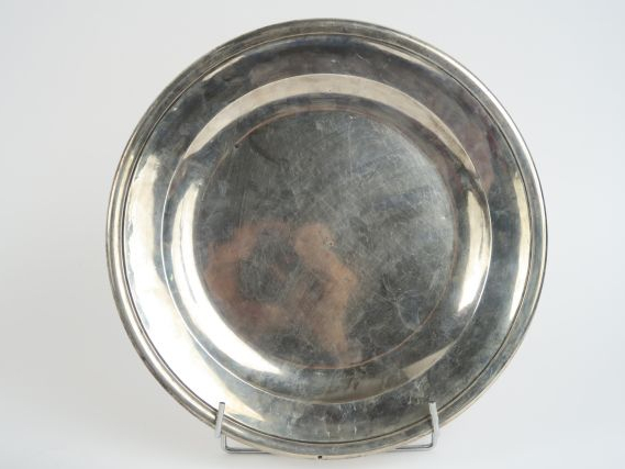 Jatte ronde en argent, poinçon Minerve. 492 g