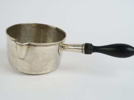 Casserole en argent, poinçon Minerve, manche en bois norci. 223 g