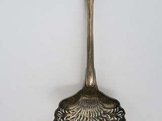 Saupoudroir en argent, poinçon Minerve, modèle à filet. 70 g