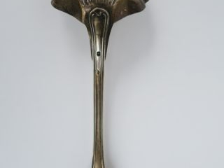 Saupoudroir en argent, poinçon Minerve, modèle à filet. 70 g