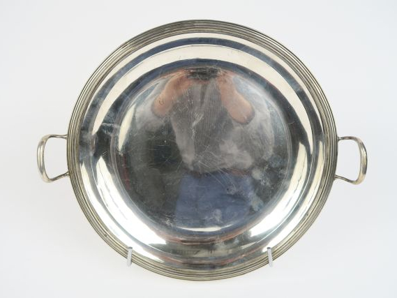 Plat à anses en argent, poinçon Minerve. 550 g