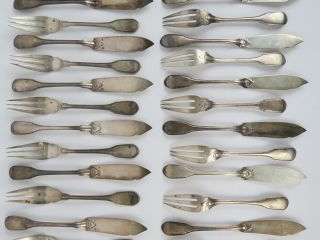 12 couverts à poisson et 12 couverts à dessert en argent, poinçon Mine