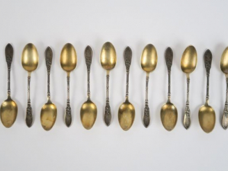 Vente aux enchères 12 cuillères à café Napoléon III de style Louis XVI en vermeil et arge