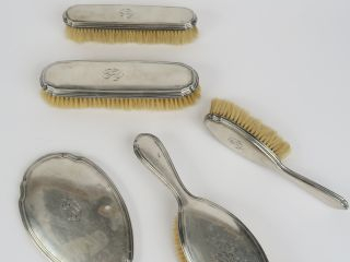 Nécessaire de toilette en argent, poinçon Minerve, 4 brosses et 1 miro
