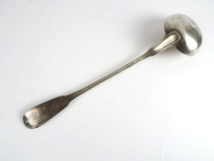 Louche en argent XVIIIe, modèle à filet. Poids : 240 g