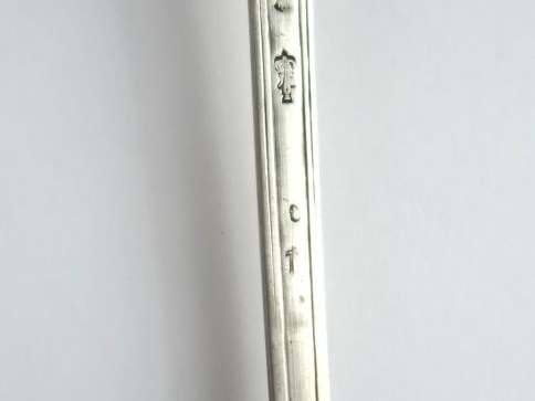 Louche en argent XVIIIe, modèle à filet. Poids : 240 g
