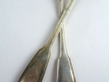 Paire de cuillères à ragout en argent, poinçon au coq, modèle à filet 