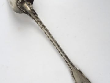 Cuillère à ragout en argent, poinçon au coq, modèle au filet. Monogram