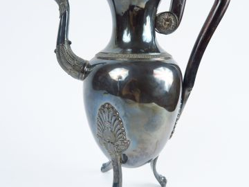 Verseuse Restauration tripode en argent, pieds griffe, bec verseur en 