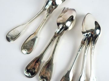 2 couverts et 3 cuillères en argent, poinçon Vieillard, modèle au file