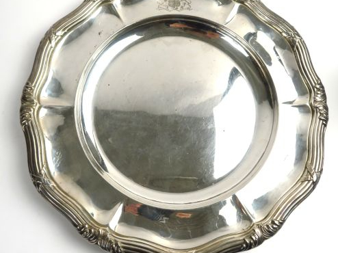 ODIOT. Plat en argent, poinçon Minerve, contour à décor de tiges enrub