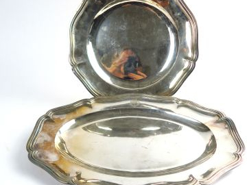 Deux plats en argent, poinçon Minerve, contour à filet, monogrammés. L