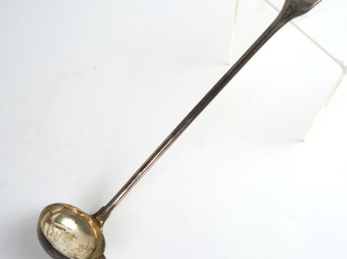 Louche à crème en argent, poinçon Minerve, modèle au filet. Poids : 10