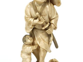 Okimono en ivoire représentant un paysan et son fils. Japon. Vers 1900