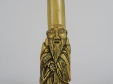 Petit okimono en bois de cerf représentant un des sept dieux du Bonheu