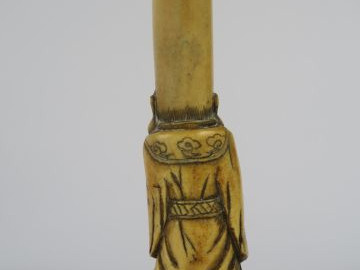 Petit okimono en bois de cerf représentant un des sept dieux du Bonheu