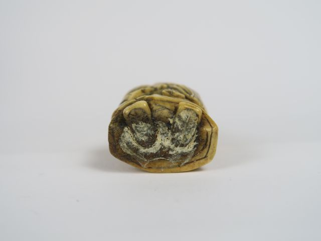 Petit okimono en bois de cerf représentant un des sept dieux du Bonheu