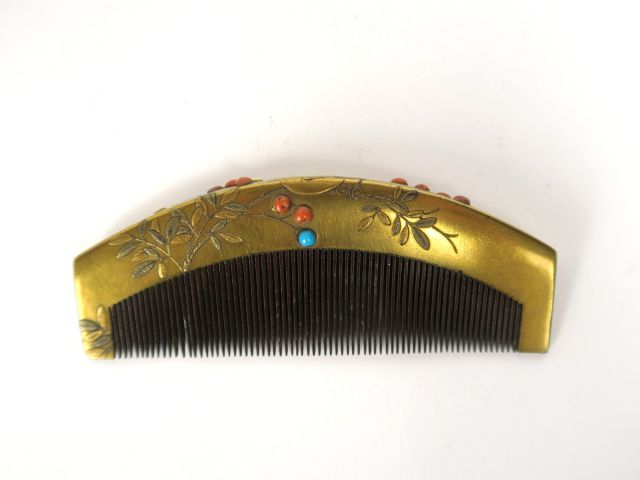 Peigne Kushi en laque or à décor en takamakie et incrustations de cora