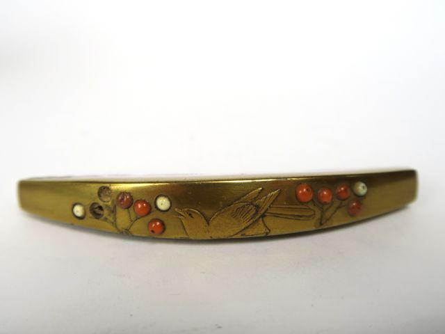 Peigne Kushi en laque or à décor en takamakie et incrustations de cora