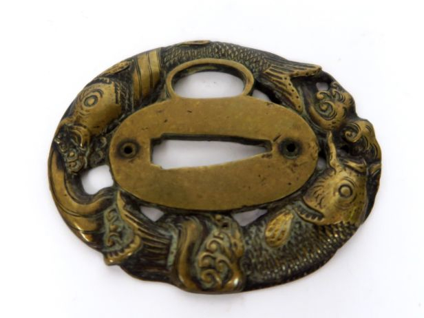 Kanamono en forme de tsuba, en sentoku à décor de deux carpes dans les