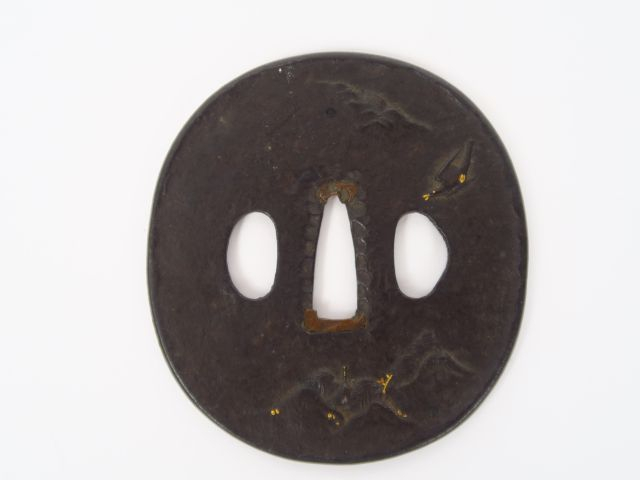 Tsuba en fer, à décor d'oiseaux survolant un paysage. Japon période Ed