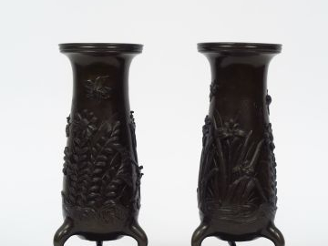Paire de vases en bronze à patine brun clair, décor d'iris et d'arbust