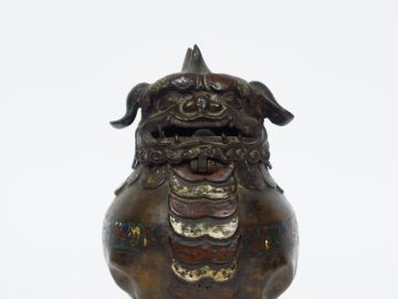 Kyrin en bronze et émaux champlevés, formant brule parfum. Japon vers 