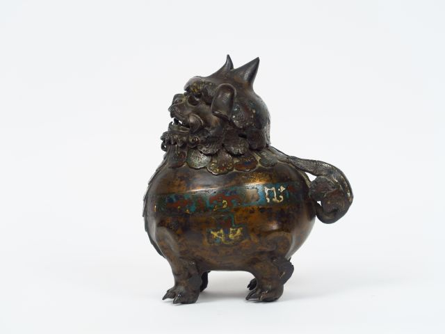 Kyrin en bronze et émaux champlevés, formant brule parfum. Japon vers 