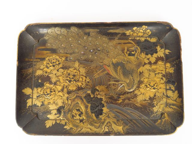 Petit plateau en laque du Japon noire et dorée, à décor d'oiseaux et d