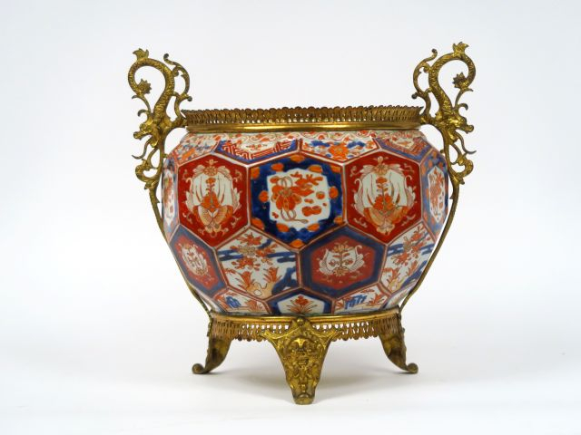 Coupe en porcelaine d'Imari à décor polychrome de compositions florale