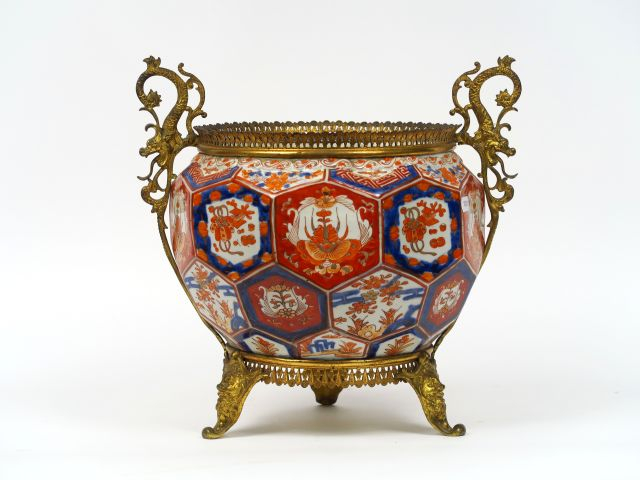 Coupe en porcelaine d'Imari à décor polychrome de compositions florale