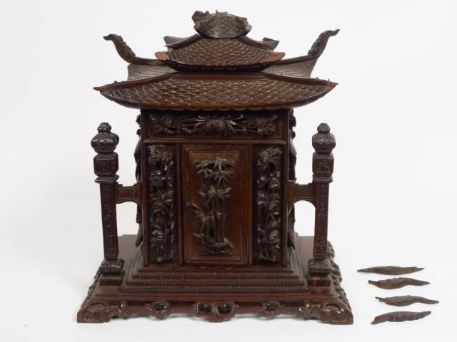 Petite maison des esprits ou temple en bois naturel sculpté de fleurs 