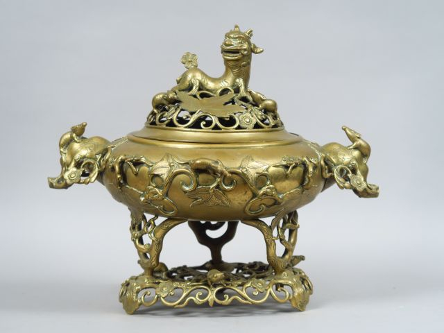 Brule-parfum en bronze reposant sur un piétement ajouré ainsi que le c