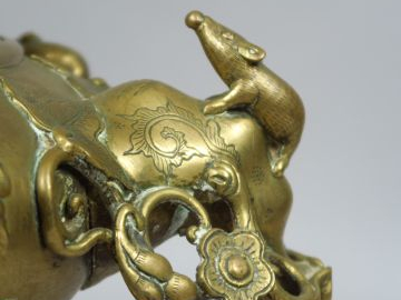 Brule-parfum en bronze reposant sur un piétement ajouré ainsi que le c